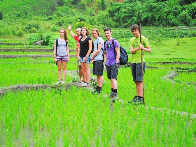 Eine Gruppe Teenager beim Wandern in Thailand
