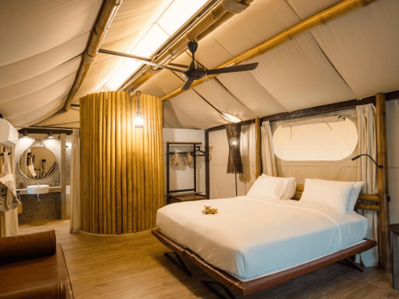 Safari Zelte von Innen im Khao Yao Nationalpark in Thailand