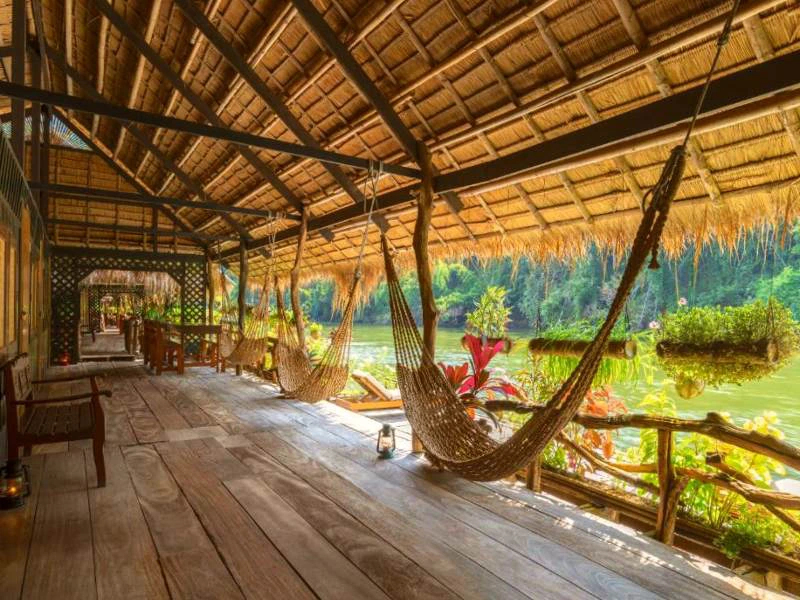 Hängematte im Ihren schwimmenden Bungalow