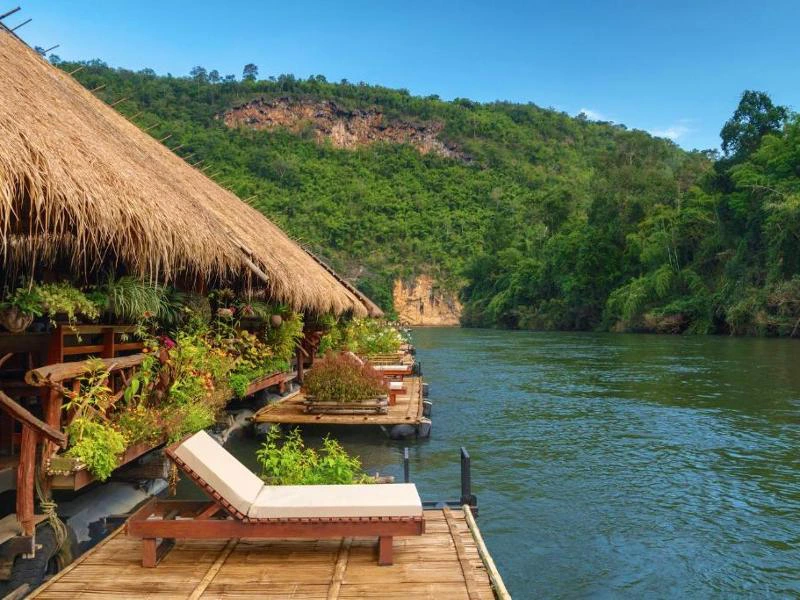 Schwimmende Bungalows auf dem River Kwai
