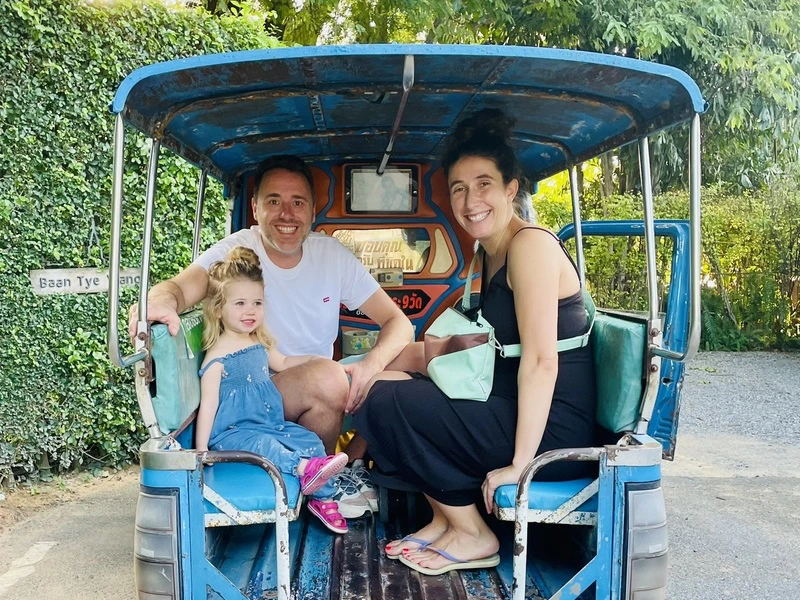Familie erkundet im Tuk Tuk die Highlights von Ayutthaya