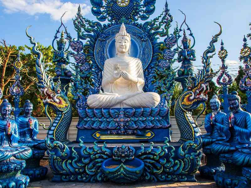 Buddhastatue am Blauen Tempel in Chiang Rai, Thailand
