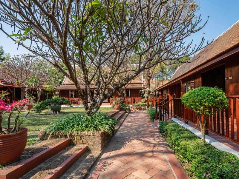 Innenhof mit Garten im Hotel in Sukhothai Thailand