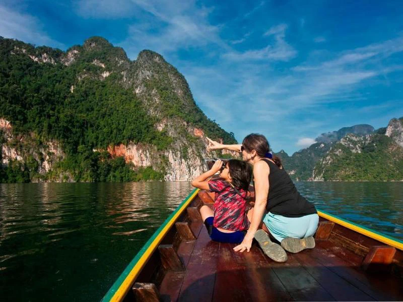 Bootsausflug mit der Familie im Khao Sok Nationalpark