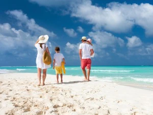 Familie spaziert am Strand von Koh Samui