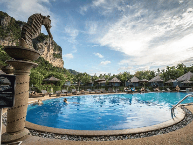 Pool im grünen Garten im Hotel in Ao Nang, Thailand