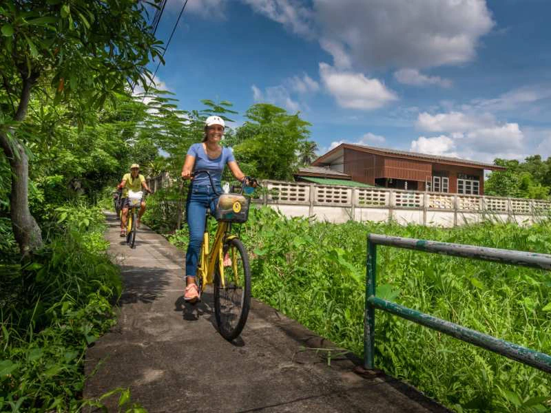 Touristen bei einer Fahrradtour im Norden von Thailand