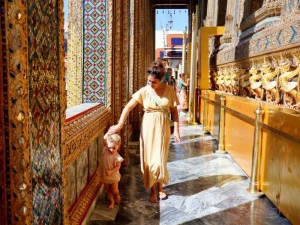 Frau mit Kind in thailändischem Tempel