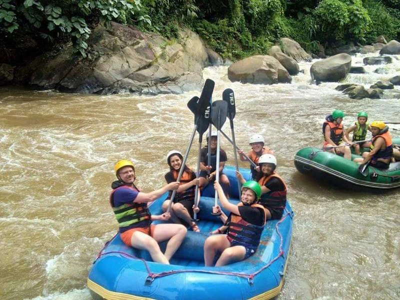 Familie beim Rafting in Chiang Mai in Thailand