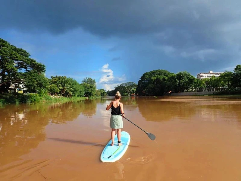 Tourist beim Stand-up Paddling auf dem Ping Fluss in Chiang Mai in Thailand