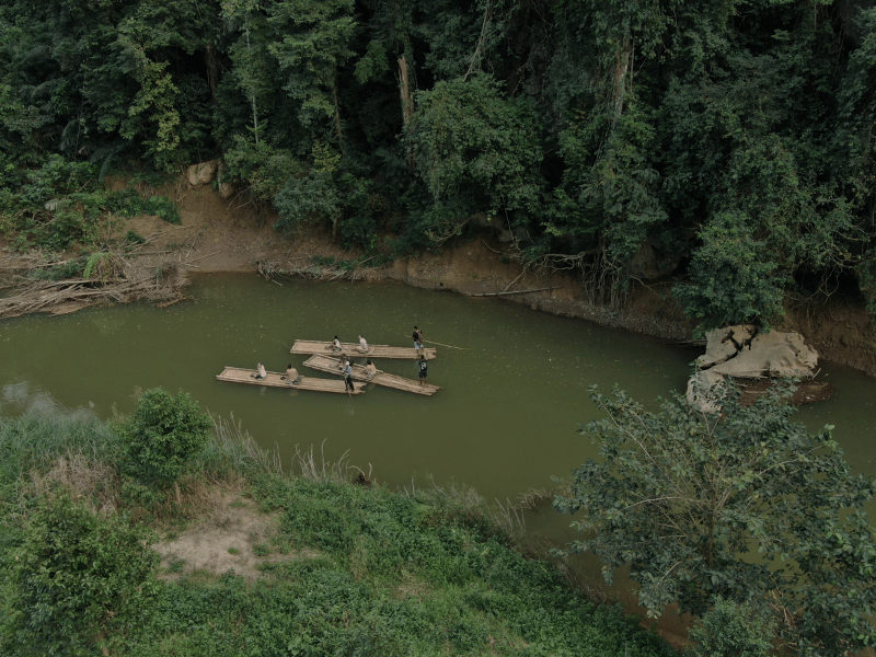Bambusfloß auf dem Fuss im Khao Sok Nationalpark in Thailand