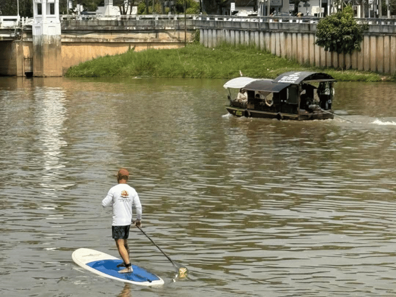 Tourist beim Stand-up Paddling auf dem Ping Fluss in Chiang Mai in Thailand