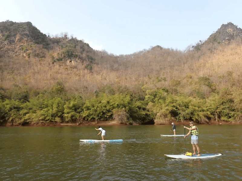 Touristen beim Stand-up Paddling auf dem Ping Fluss in Chiang Mai in Thailand
