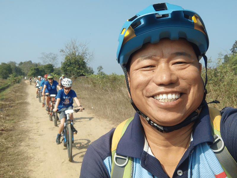 Guide und Touristen bei einer Fahrradtour im Norden von Thailand