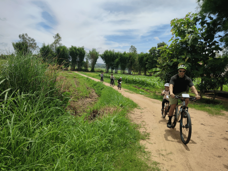 Touristen bei einer Fahrradtour im Norden von Thailand
