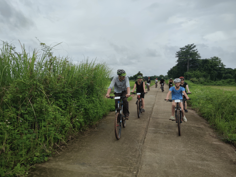 Touristen bei einer Fahrradtour im Norden von Thailand