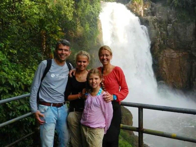 Familie vor Wasserfällen im Khao Yai Nationalpark