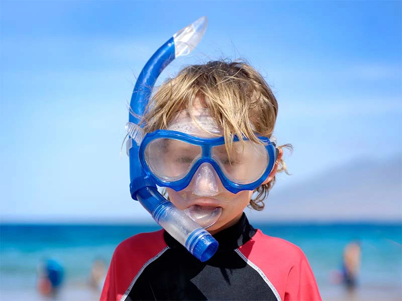 Kind mit Schnorchel und Taucherbrille