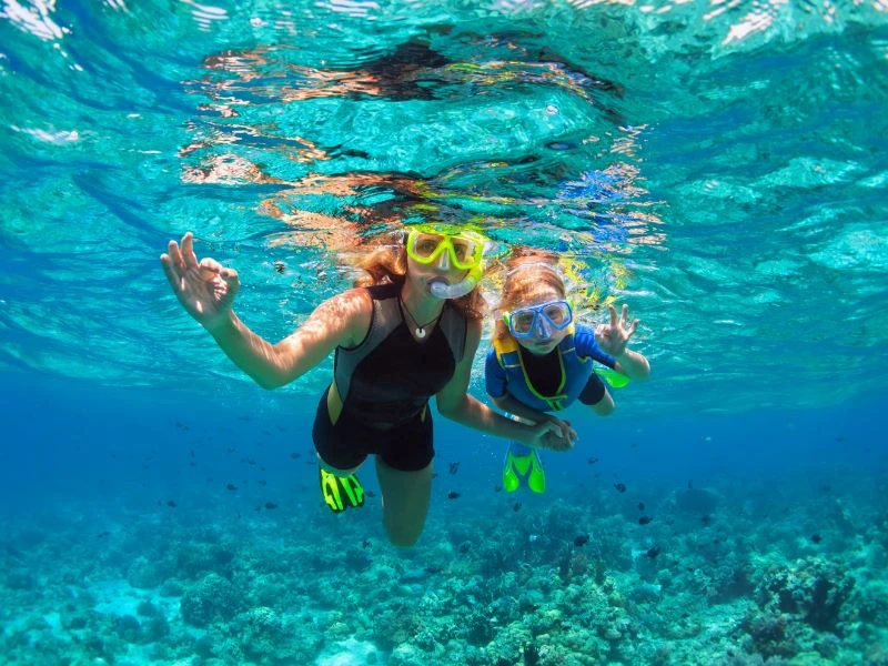 Mutter mit Tochter beim Schnorchel in Thailand