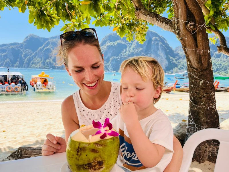 Frau mit Kind am Strand von Koh Samui