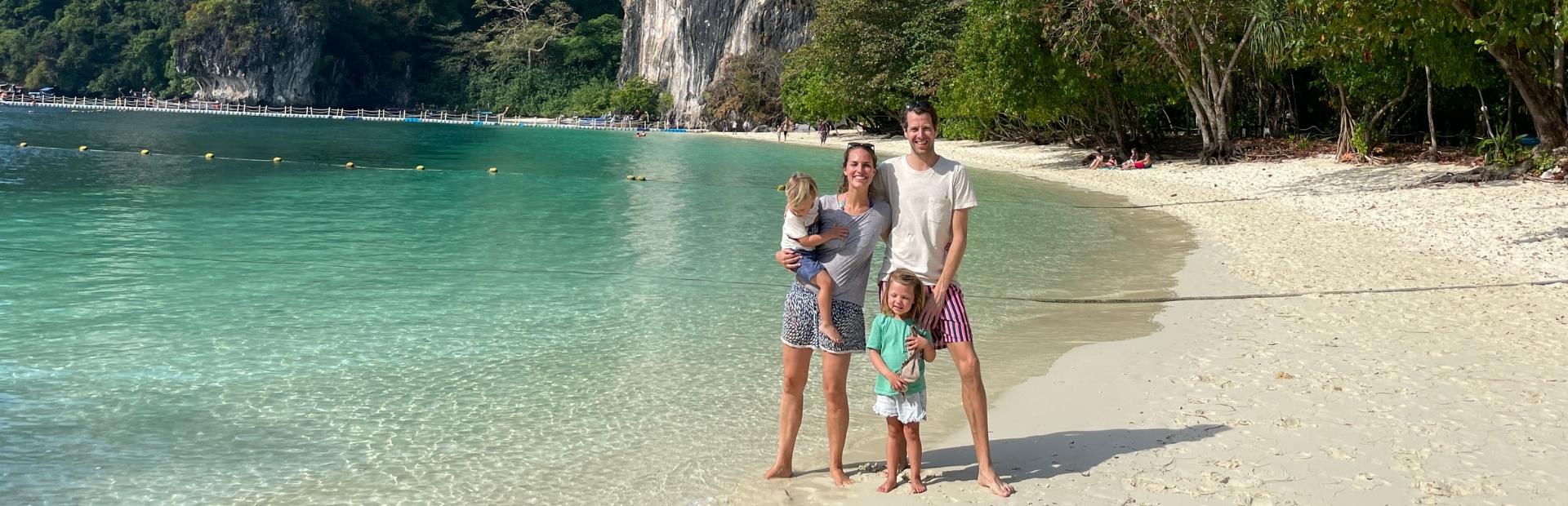 Familie am Strand in Thailand