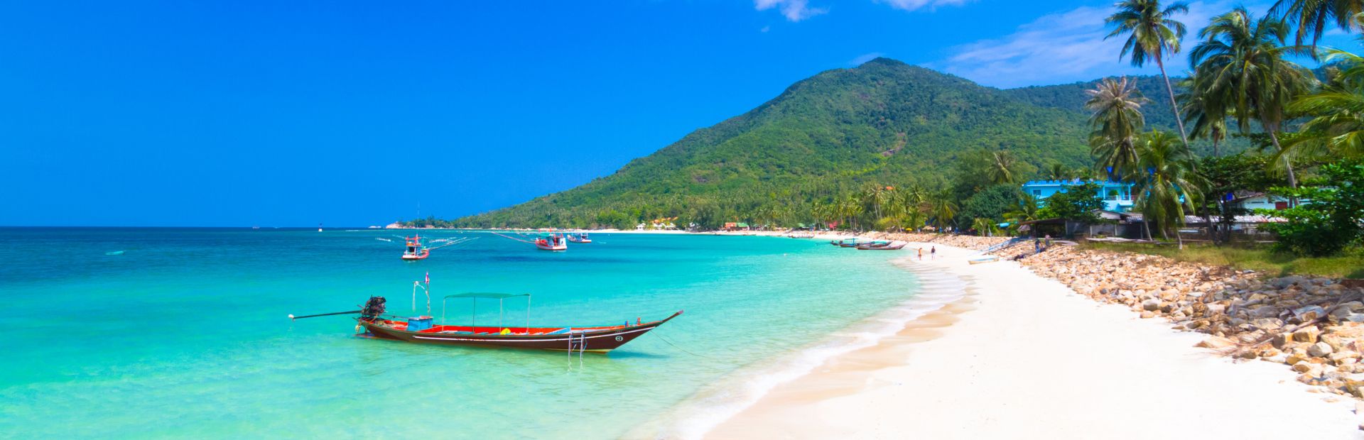 Longtailboot am Strand in Thailand