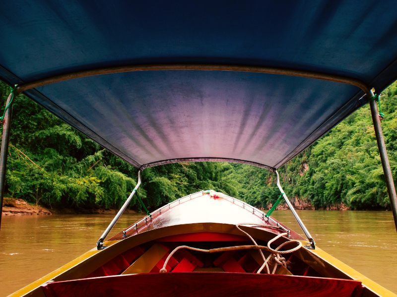 Boot zu den schwimmenden Hütten auf dem River Kwai, Thailand