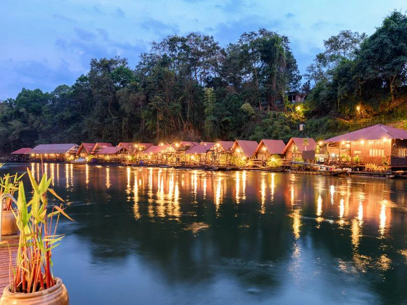 Schwimmende Hütten auf dem River Kwai, Thailand