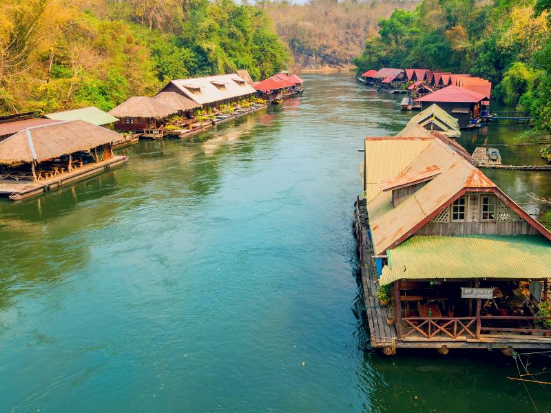 Schwimmende Hütten auf dem River Kwai, Thailand