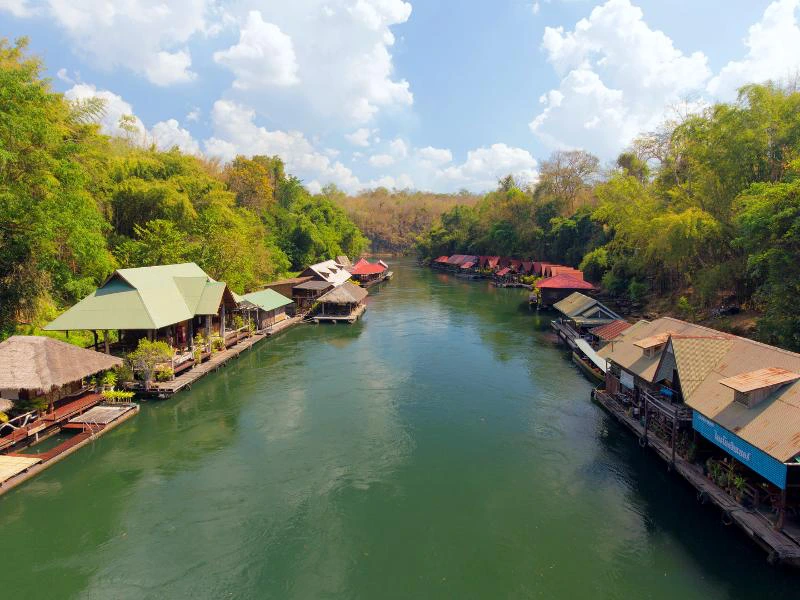 Schwimmende Hütten auf dem River Kwai, Thailand