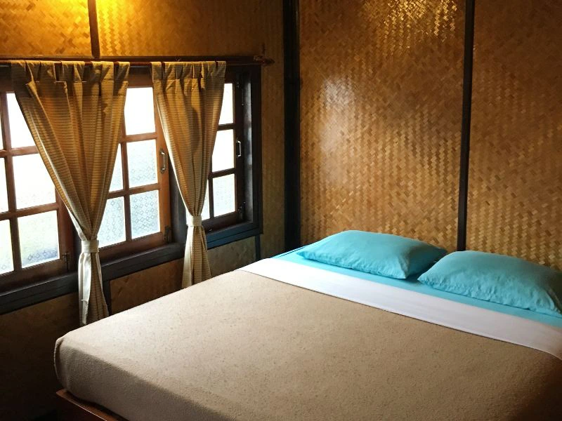 Zimmer in der Floßunterkunft auf dem River Kwai, Thailand