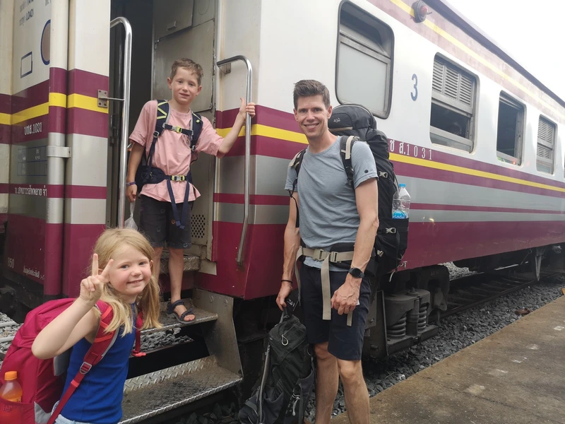 Familie vor einem Zug in Thailand