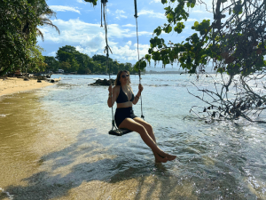 Frau schaukelt am Strand von Costa Rica