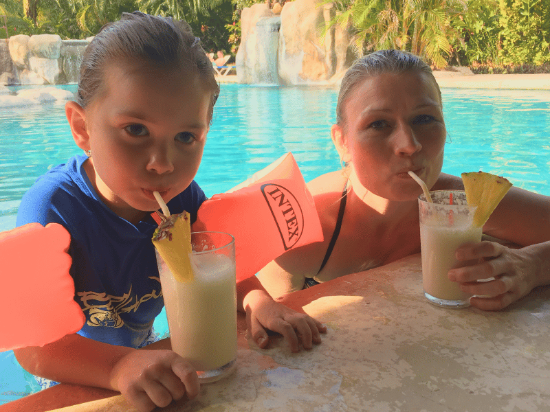 Mutter und Kind trinken Cocktail im Pool, Costa Rica