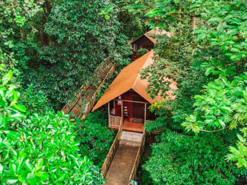 Bungalow in Tortuguero, Costa Rica, von oben