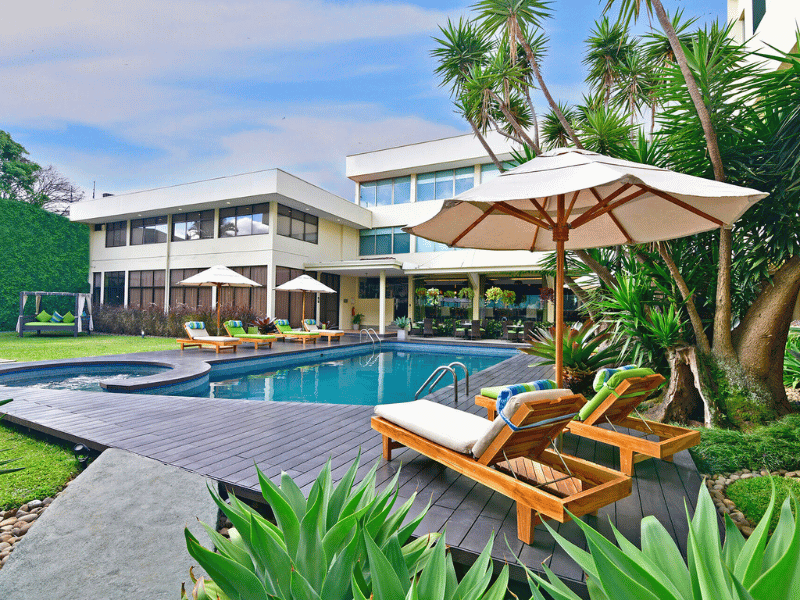 entspannen am Pool im Hotel in San Jose, Costa Rica