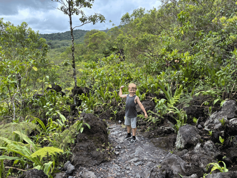 Junge beim Wandern am Arenal, Costa Rica
