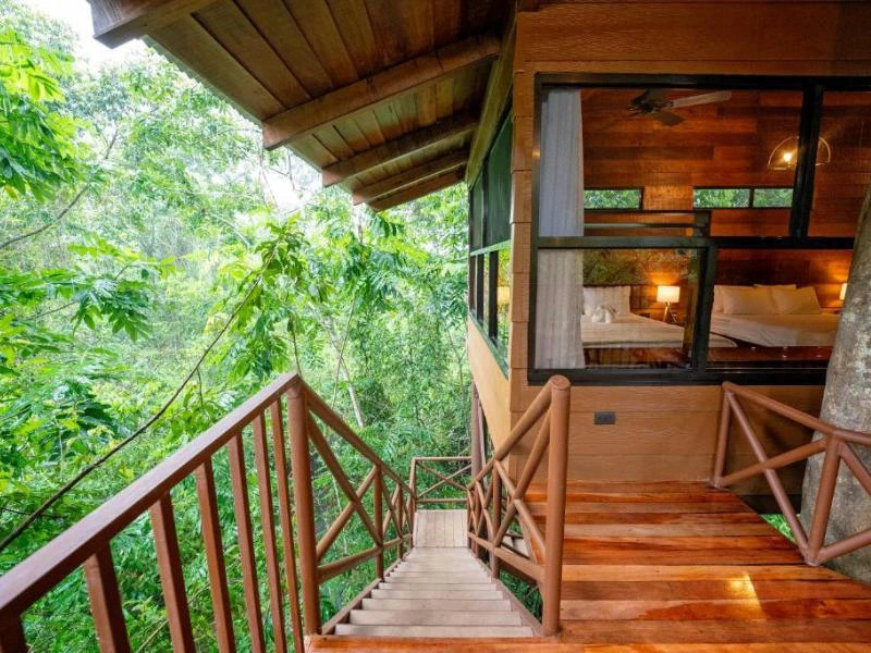 Veranda und Treppe im Baumhaus in Costa Rica