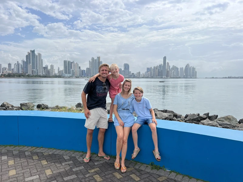 Familie sitzt vor der Skyline von Panama City