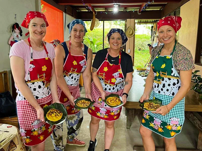 Frauen mit Schürzen zeigen selbst gemachte Tortillas in Costa Rica