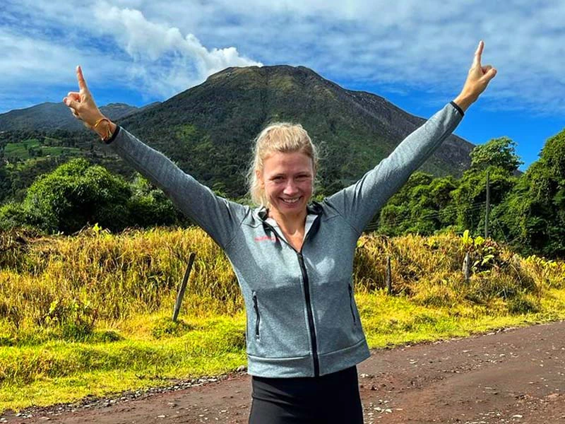 Reisende vor dem Vulkan Turrialba in Costa Rica