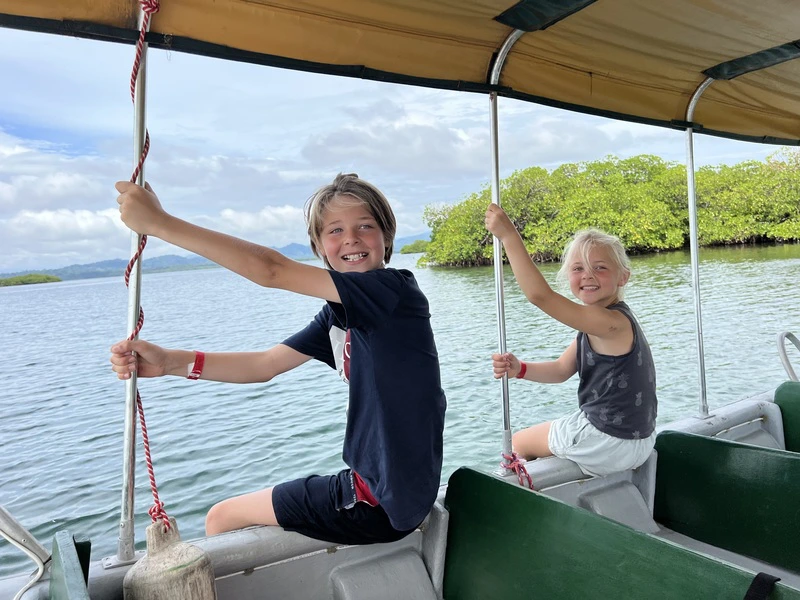 Kinder auf einem Boot in Costa Rica