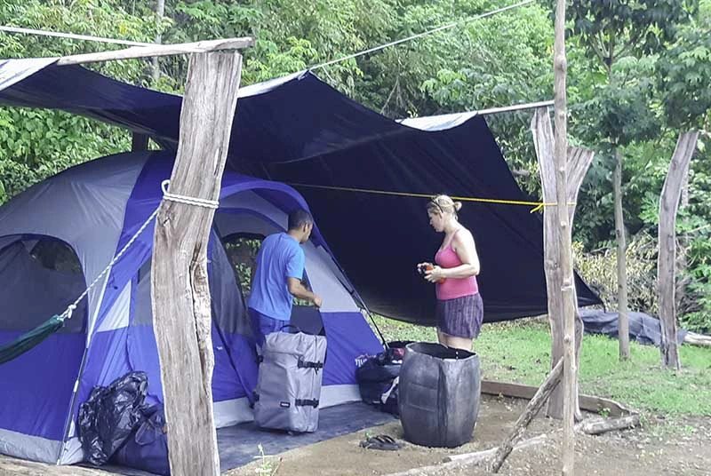 Paar vor einem Isla Venado Kamperzelt in Costa Rica