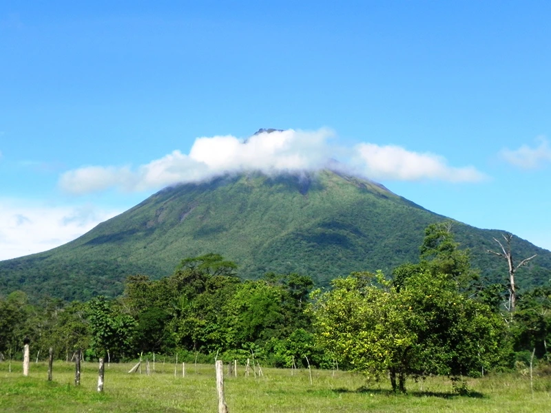 La Fortuna Arenal Vulkan mit Wolkendach auf dem Gipfel