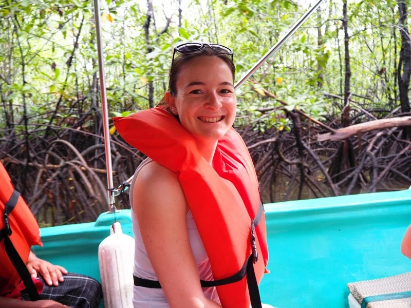 Mara von erlebe bei einer Mangrovvenfahrt mit Schwimmweste in Costa Rica