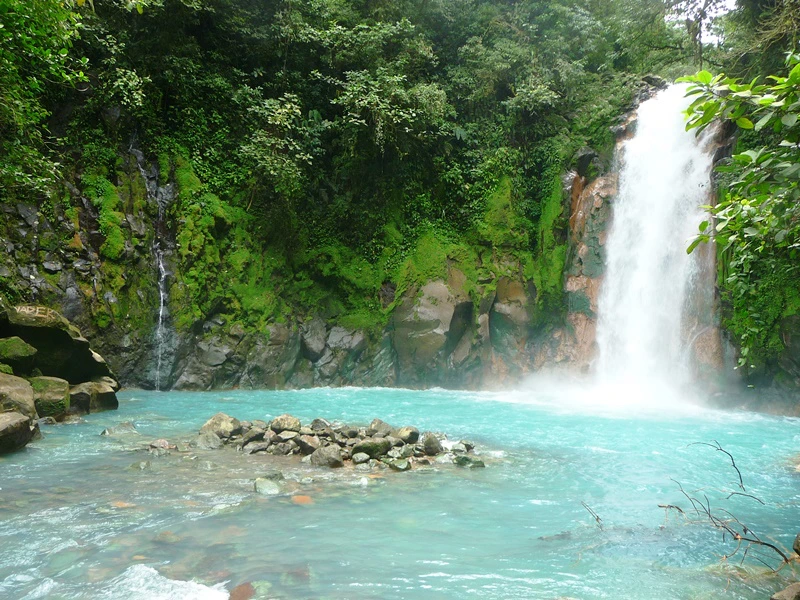 Rio Celeste Wasserfall im Zentrum vom Dschungel in Costa Rica