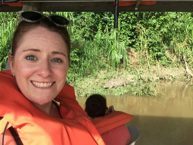 Frau auf dem Boot bei Boca Tapada, Costa Rica