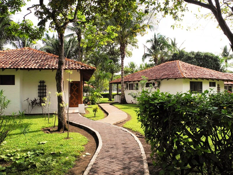Ein Weg durch die Hotelanlage in Samara, Costa Rica