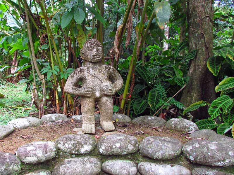 Figur im Garten der Komfortunterkunft in Sarapiqui, Costa Rica