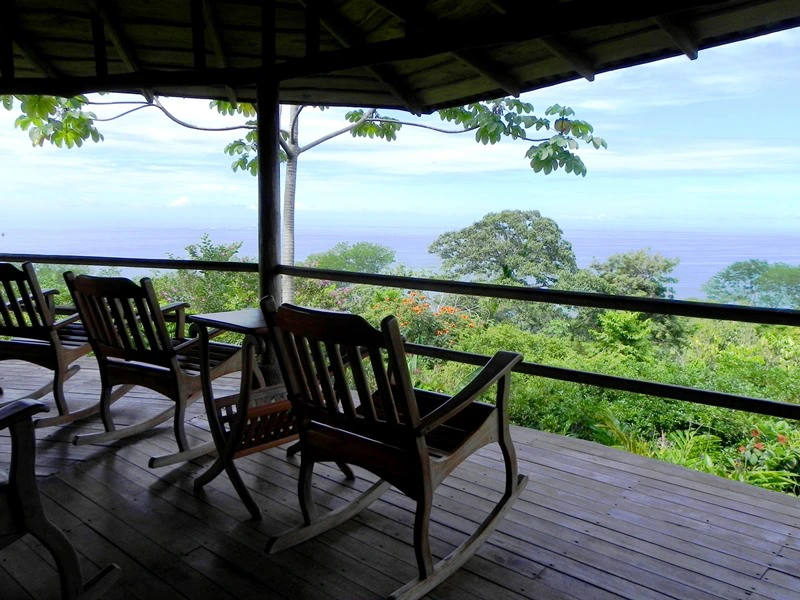 Schaukelstühle auf einer Terrasse